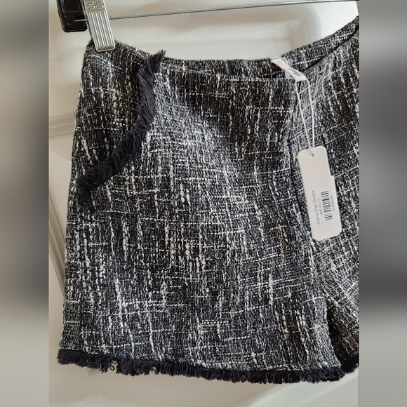 TWEED Fully Lined NEW w/tags Side zip shorts. Front pockets fringe detail.Blk/Wt - Picture 9 of 12